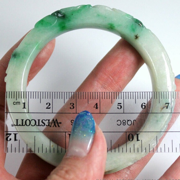 VINTAGE JADE GREEN WHITE GREY CARVED BAT FRUIT 12MM FLAT BANGLE BRACELET - Picture 8 of 9
